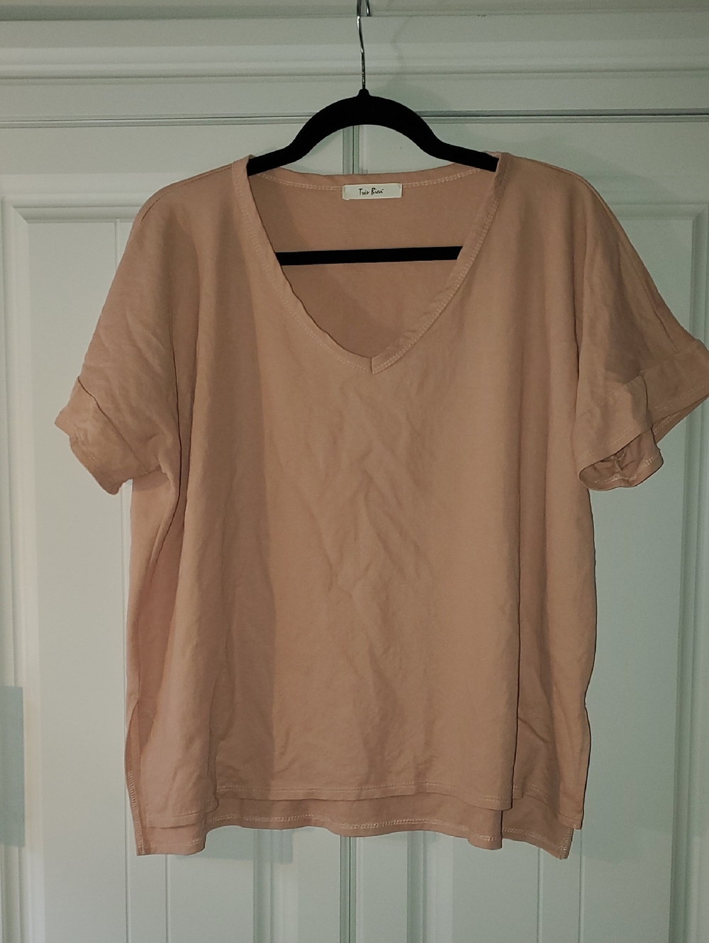 Tres Bien Women's V-Neck Short Sleeve Tee in Taupe